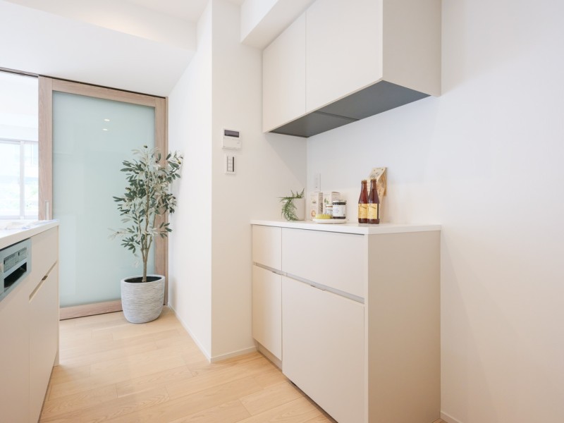 背面にはキッチンとお揃いのカップボードがあります。家電や食器等の収納に便利で、キッチンをすっきりとお使いいただけます。