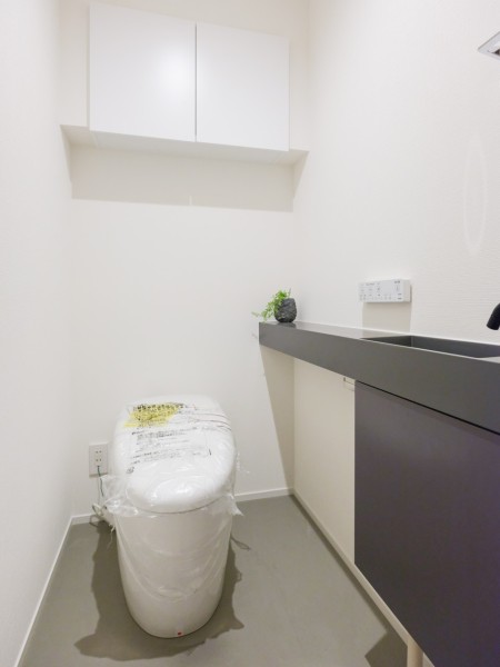 TOTO製ウォシュレット一体型のタンクレストイレを採用しました。タンクが無いのですっきりとした空間です。手洗いカウンターを設置し、家族やゲストが気兼ねなく使用できます。