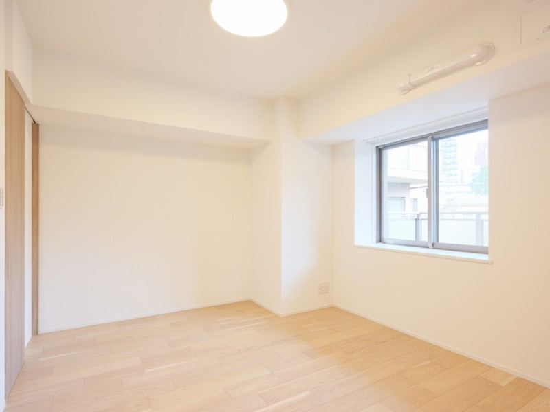 のびやかな自然光が注がれる洋室1です。お部屋は明るく、のびのびとお過ごしいただけます。毎朝訪れる朝日が眠気を吹き飛ばし、すっきりとした目覚めが日常になりそうです。