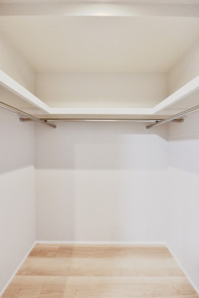 洋室1にはハンガーパイプに枕棚を設置したウォークインクローゼットを備え付けました。かさばりがちなアウターや礼服、日常使いのお洋服から小物までたっぷり収納でき、お部屋を広く使えます。