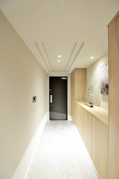 折り上げ天井と足元のタイルがエレガントな印象の玄関です。フットライトが優しく足元を照らしてくれます。人感センサーライト設置済で、手が塞がっている時でも自動点灯で安心です。