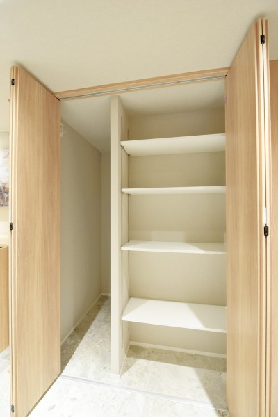 廊下にもお好みの高さに調節して使用可能な収納を設置しています。目に触れさせたくないお掃除用品や、お出かけの際にサッと取り出したいものの収納に便利です。