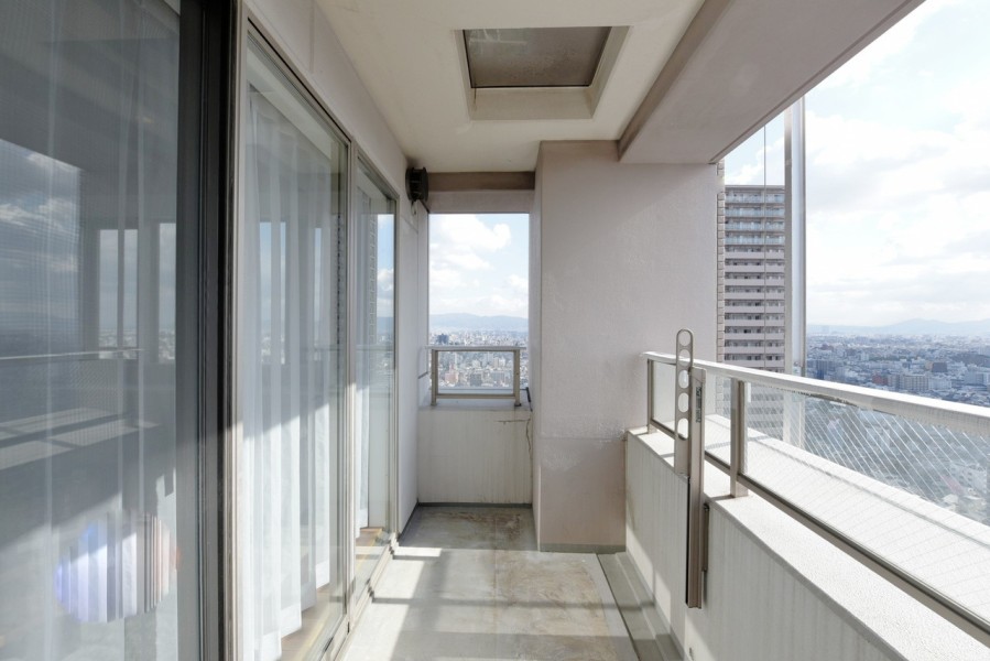 南と東の二面バルコニーです。心地よい光と風を取り込み、過ごしやすい空間をもたらしてくれます。一日の終わりにリフレッシュできる空間です。