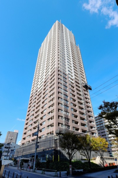 近鉄、大阪市営地下鉄、ＪＲへアクセス可能で、通勤・通学等便利な立地です。総戸数270戸、オール電化、ペット飼育可能です。ホテルライクな内廊下設計です。ダブルオートロックでセキュリティも安心です。