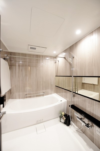 TOTO製ユニットバス新規交換済みです。汚れのつきにくい素材を採用、お手入れも楽々です。浴室暖房乾燥機完備で、梅雨時の衣類の乾燥や冬場の暖房運転まで一年中便利にお使い頂けます。