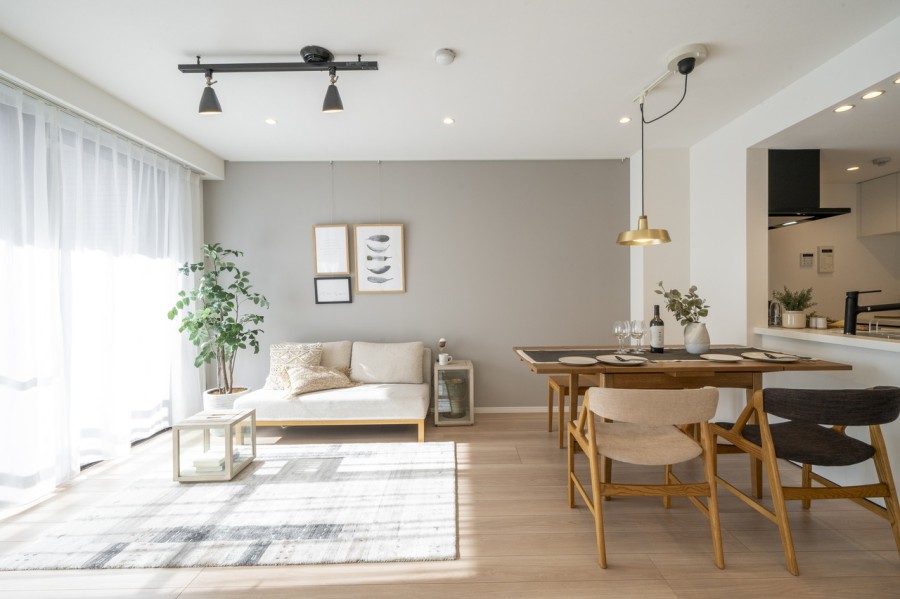 あたたかな光が降り注ぎ、穏やかな時間に纏われたリビングダイニングです。解放感溢れるお部屋はご家族団らんのひとときを大切に、より快適にお過ごしいただける空間です。