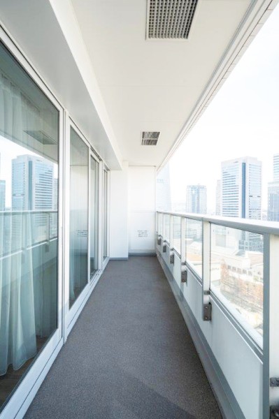 大きな窓とゆったりとしたバルコニーがお部屋の中に優しい光と風を運んでくれます。心がほっとするような光と心地よい風を感じ、日々をアップデートできそうです。