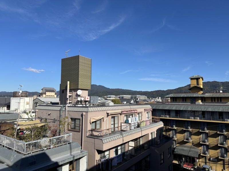 北東を向くと五山の送り火（大文字）方向となっています。京都の夏の風物詩をお楽しみ頂けます。季節や時間と共に変化していく空や山々の様子を眺めることができ、リフレッシュできます。