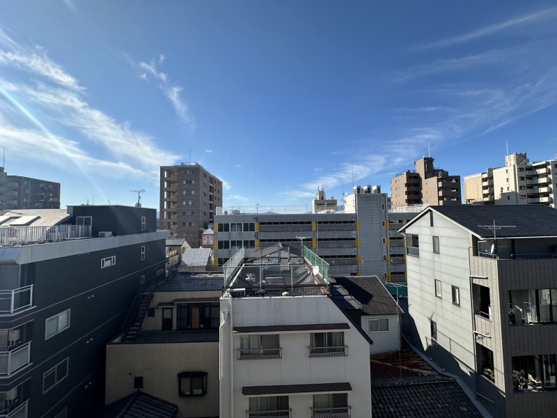 西向きの眺望です。6階部分、西・北・東の三方角住戸ですので、通風・眺望良好です。LDKは、西と北の二面採光で、優しい光が入ります。時間と共に変化する空を眺めながら深呼吸をしたくなるような眺めです。