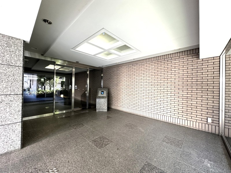 平成12年建築、総戸数51戸のマンションです。3沿線利用可能な便利な立地です。周辺には鴨川徒歩4分、京都御苑徒歩8分など京都らしい場所も近くです。ペット飼育可能です。