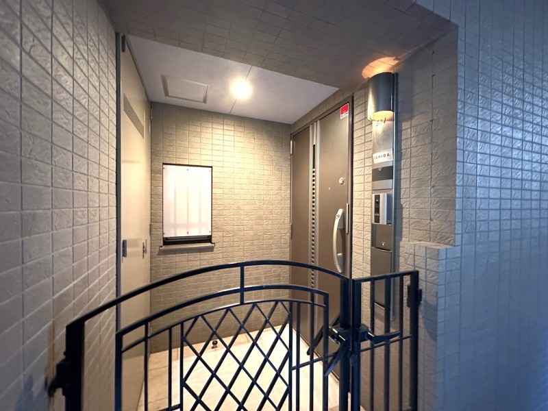 玄関前にはポーチもあり、お部屋のプライバシーも確保されています。ペット飼育可能で、大切な家族とも新生活をスタート出来ます。