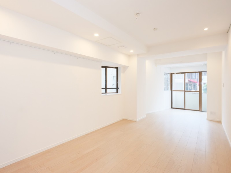 1階ですが、窓からたっぷりと自然光が入るので、広めのリビングでゆったりとくつろぎの時間をお過ごしいただけます。お食事中も明るい日差しを感じながら過ごせそうです。