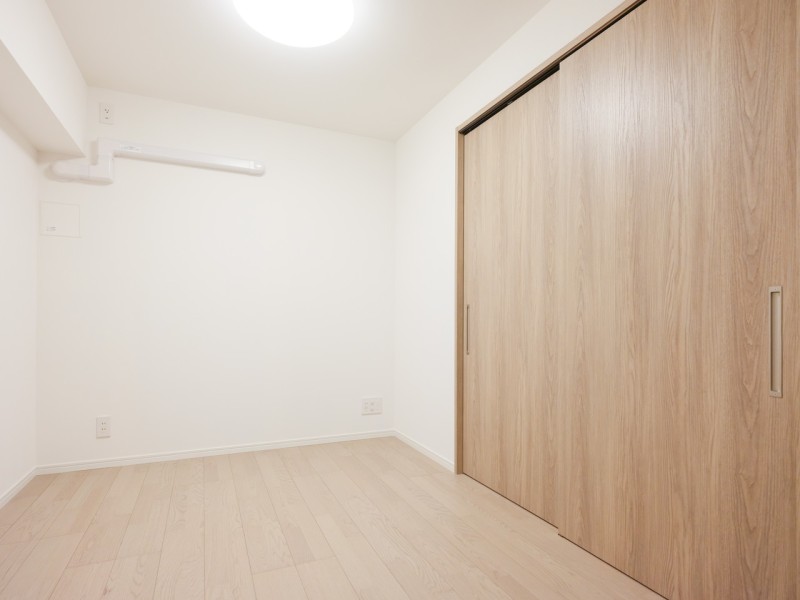 洋室2は静かに課題や作業に集中出来るお部屋です。シンプルな内装に仕上げていますので、インテリアや小物でお好きなテイストに演出して頂けます。