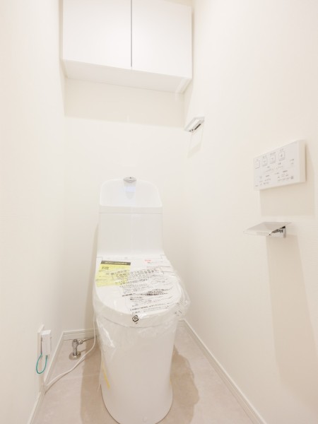 優れた節水効果や汚れが付きにくい便座など、ほしかった機能が揃ったTOTO製ウォシュレット一体型トイレを新規設置しました。吊戸棚も設置しましたので、収納も便利です。