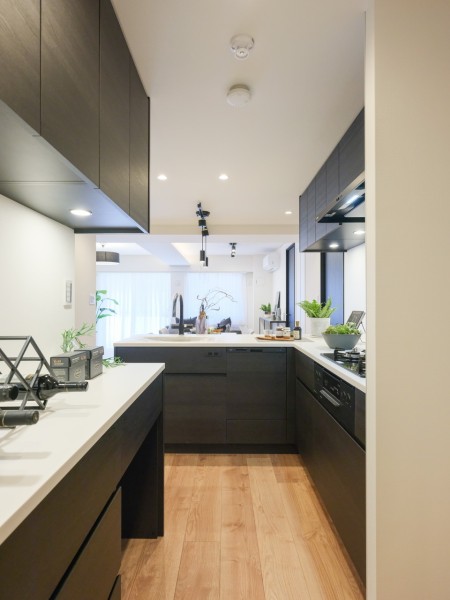 お部屋の雰囲気に溶け込む、インテリアの一部のようなオープンキッチンです。田中工藝製のシステムキッチンは、空間にフィットするようオリジナルに造作されました。