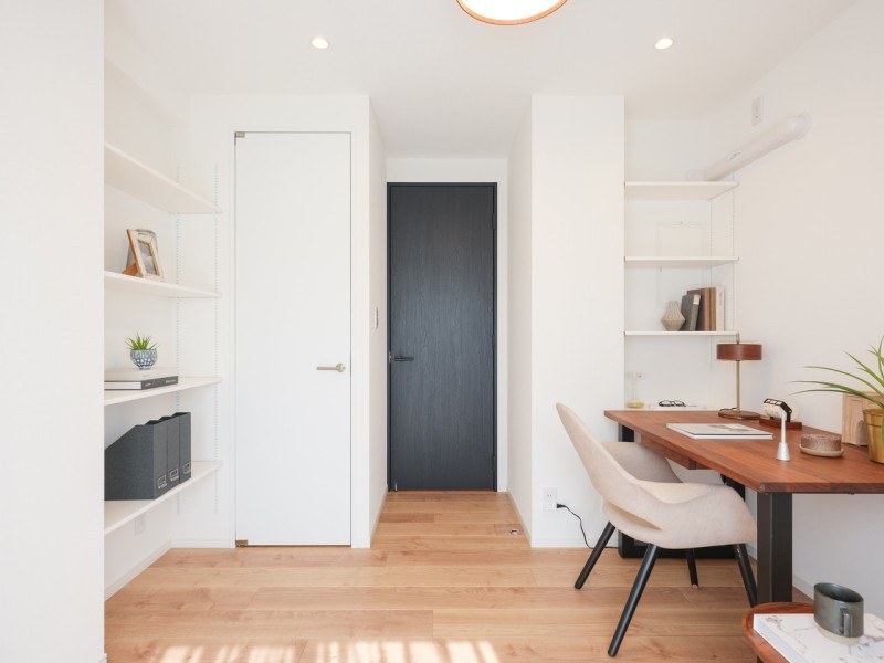 洋室2はテレワークや読書など、落ち着いた時間を過ごすのにもぴったりなお部屋です。棚は高さを調節できるので、お手持ちのお荷物などに合わせて収納できそうです。