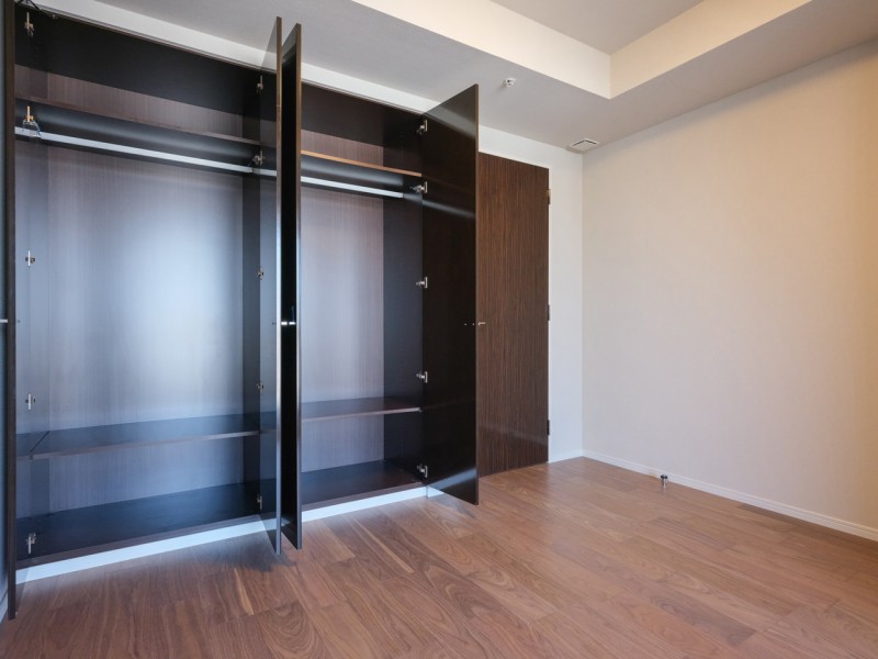 洋室1は、廊下からアクセスするプライベートルーム。収納力のあるクローゼットがついていますので、居室部分を余すことなくスッキリとお使いいただけます。