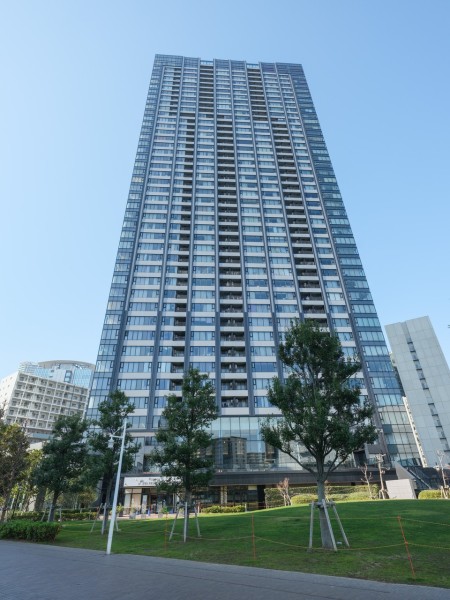 シンボリックで存在感のあるタワーレジデンス。ショッピング施設などが多彩に並び、利便性豊かな街が広がっています。住まいのプライバシーを確保しながら、快適なマンションライフを実現できます。