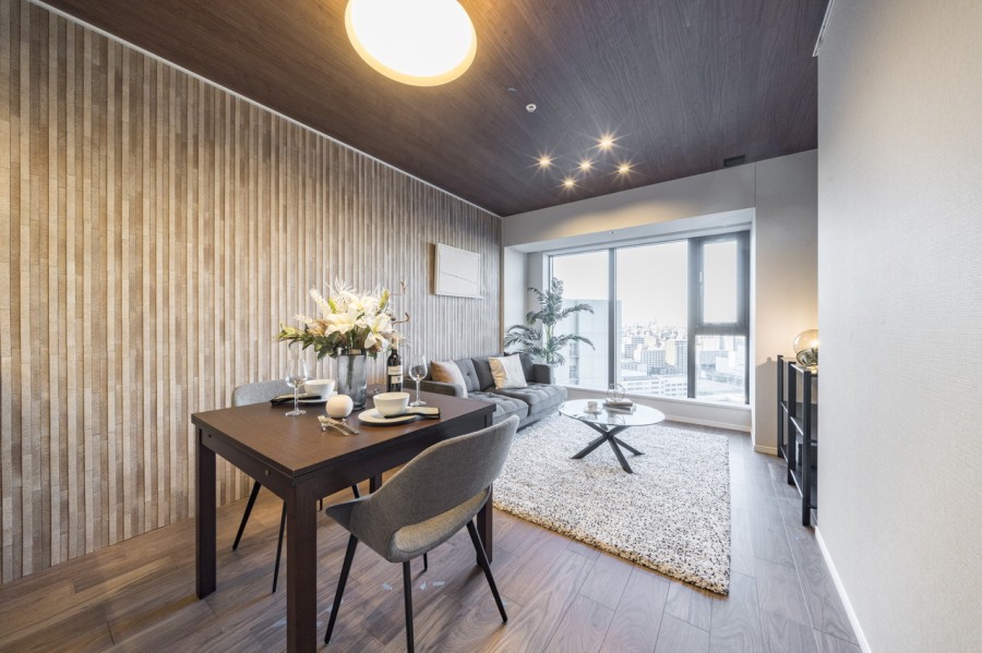 リュクスな暮らしが叶うリビングは木の温もりと上質感を味わえるお部屋です。ピクチャーレールには、壁を傷つける心配なくお気に入りのアートやグリーンを飾りインテリアをお楽しみいただけます。