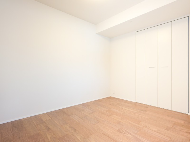 洋室2はクローゼットがついていますので、お部屋をスッキリとお使いいただけます。寝室としても、勉強や読書など落ち着いて作業したいときにもぴったりです。
