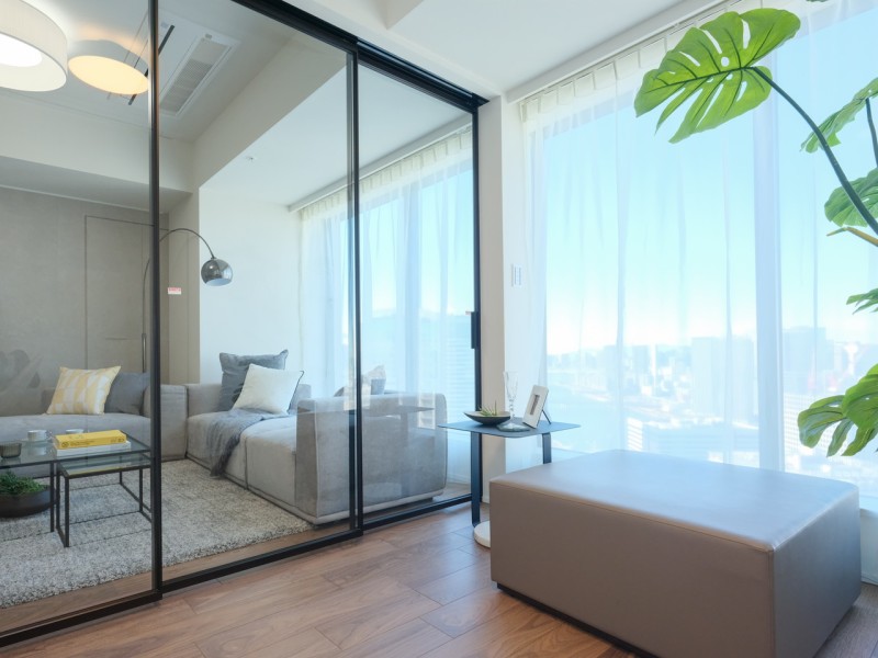 リビングと洋室3を仕切る扉は、ライフスタイルをシームレスにするガラス扉を用いました。お子様が小さいうちは目が行き届くのでお昼寝スペースや宿題スペースとして便利です。