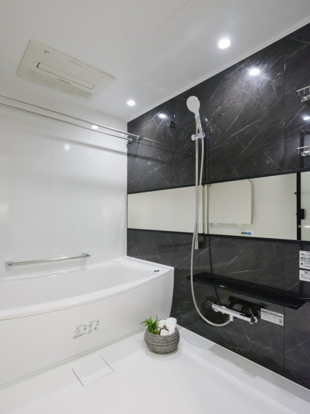 上質でシックな雰囲気のバスルームはくつろぎ溢れる空間です。美しいカーブと全身を包み込むような入浴感が特長の浴槽は、くつろぎの空間が演出してくれます。1620サイズで、ゆったりとおくつろぎいただけます♪