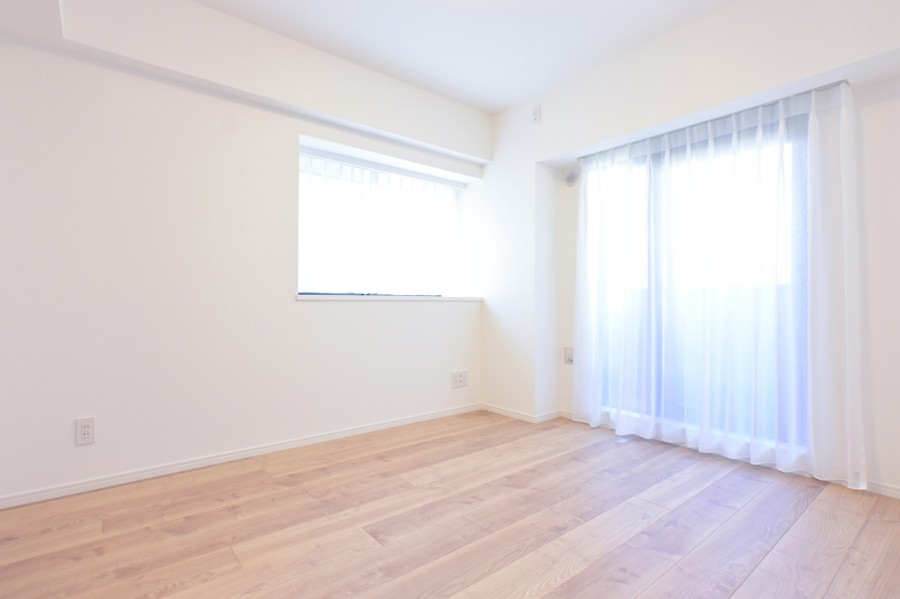 二面採光ならではのたっぷりの光が差し込む明るい洋室1です。凸凹も少ないので家具の配置もしやすく、有効に使えます。ベッドを置いても使いやすいので、主寝室にもおすすめです