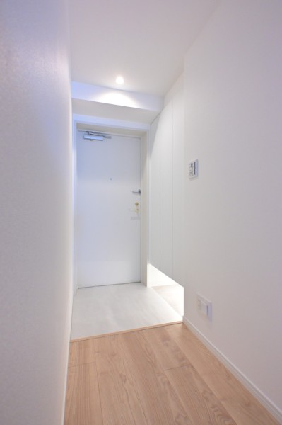 白を基調とした爽やかな玄関には、高い収納力を誇るシューズボックスを造作しました。コンパクトな玄関もすっきり綺麗に保てます