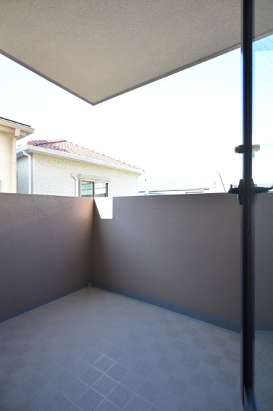 洋室1に隣接したバルコニーは奥行きがあり、プライバシーが守られたバルコニーです。ほっと一息つき、リフレッシュするのも良さそうです