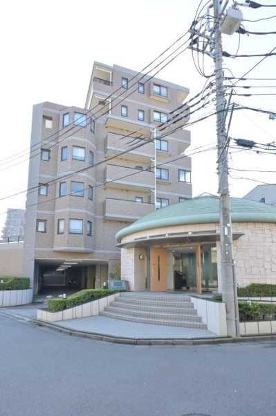 南武線武蔵中原駅からのアクセスが可能な距離に位置し、通勤・通学に便利な立地です。緑も豊富な環境なので過ごしやすく、ファミリー層におすすめのマンションです。