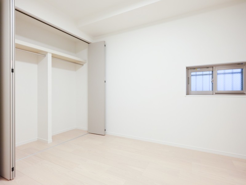 サービスルームはクローゼットがあるので、収納スペースとしても活躍しそうなユーティリティな空間です。