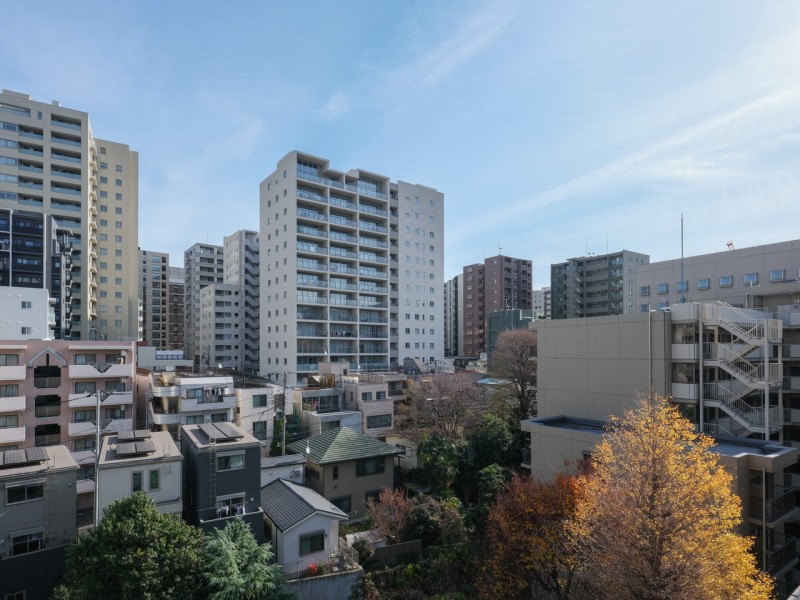 8階部分、前面を遮る建物はなく、遠くの緑と時間や季節とともに変化していく広い空を眺めながらリフレッシュできる開放感ある眺望が広がります。