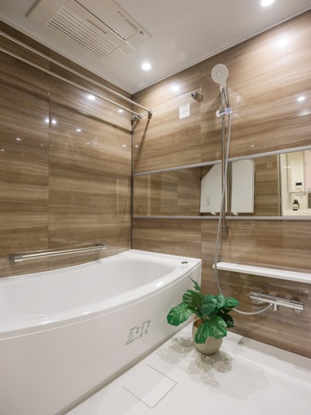 美しいカーブと全身を包み込むような入浴感が特徴の浴槽です。空間を広く感じさせるワイドミラーを配し、くつろぎのリラクゼーションタイムを心行くまでお楽しみいただけます。