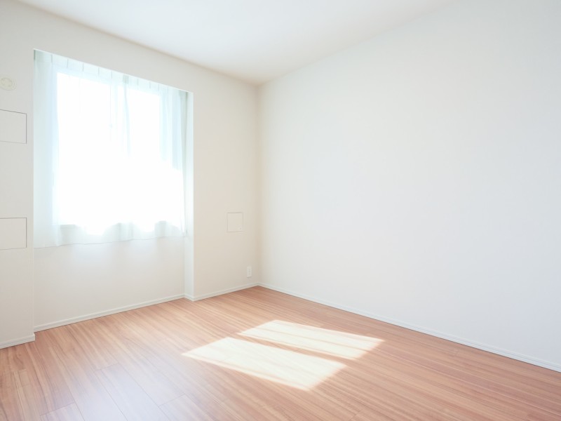 穏やかな光に包まれる洋室1です。リビングに隣接しながらも、のびのびとしたプライベート時間を満喫できます。