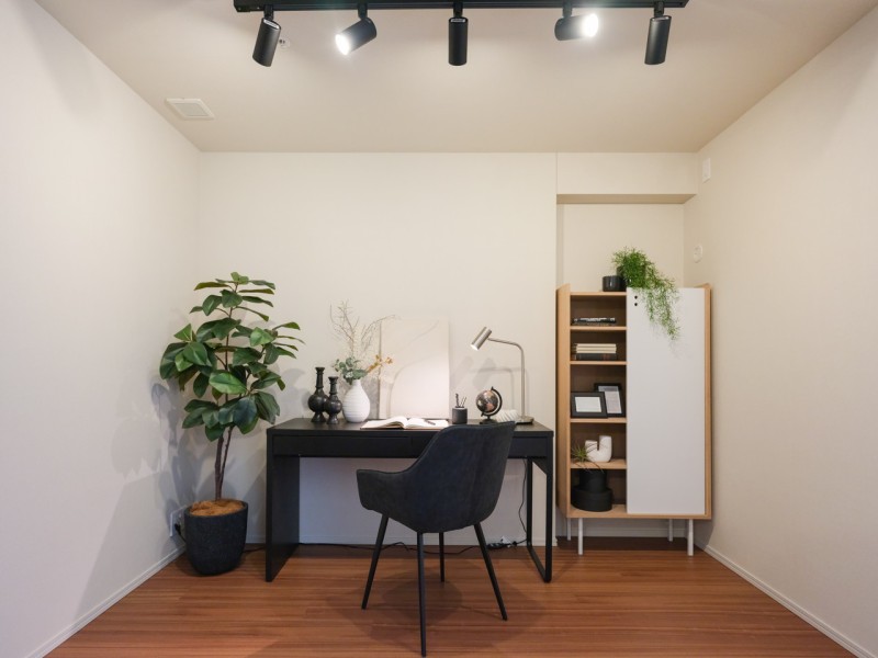 洋室2はリビングに面しており、引き戸で仕切られた空間です。プライバシーを保護しながらも、家族とのコミュニケーションをしっかりとれるので、子供部屋にもおすすめです。