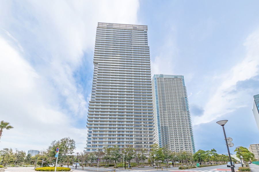 都心の水辺に映える「晴海」のランドマークレジデンスです。2016年築、三菱地所レジデンス旧分譲、総戸数861戸のビッグコミュニティー。マンション専用のシャトルバスがあり、『東銀座』や『銀座』などにも快適にアクセスできます。