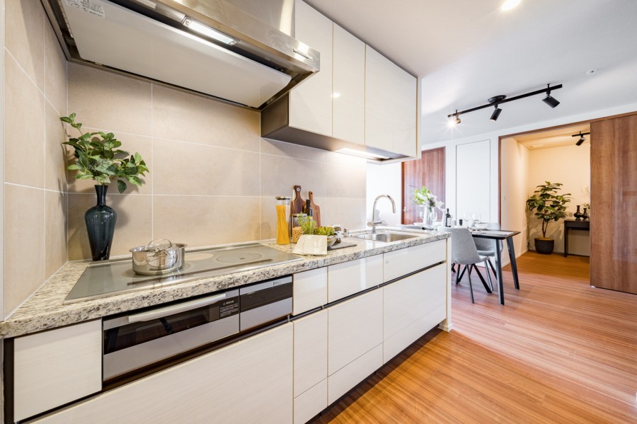 お料理に集中できる壁付けタイプのシステムキッチンは、約3.5帖のゆとりある空間です。収納スペースが豊富で、油や水はね汚れのお手入れもしやすいので綺麗なキッチンを保てます。