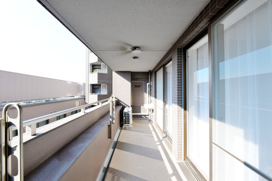 南北両面にバルコニーが設置されており、陽当たり・風通し良好です。南側バルコニーにはスロップシンクが設置され、お掃除の際にも便利です。ゆとりがあるのでお洗濯物も気持ちよく干せます。