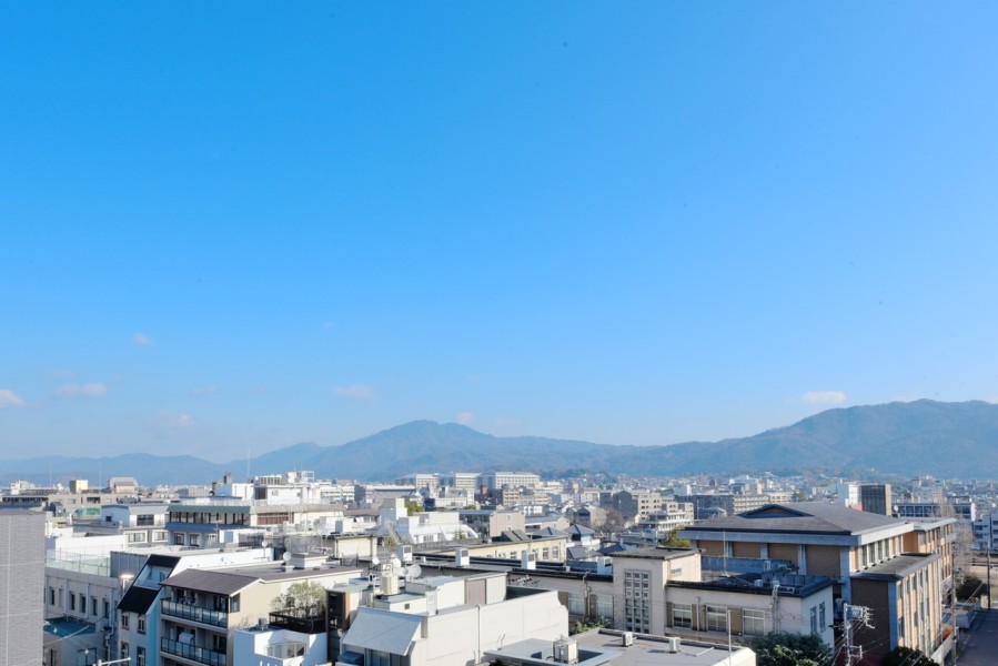 8階部分、北東側の眺望です。京都の街並みと時間や季節と共に変化していく山々の自然と、空の様子を眺めながら深呼吸をしたくなるような眺めです。季節や時間の変化をゆっくり堪能できます。