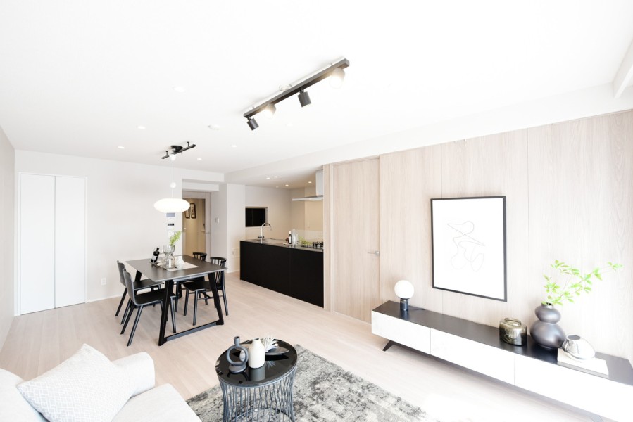 LDKの壁には木目が美しい化粧パネル、石目が美しい天然石調のタイルを貼り、洗練されたエレガントな内装に仕上げました。インテリアを選ぶのが楽しくなるような空間です。