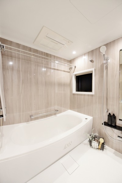 1620サイズのゆったりとした浴室です。体をすっぽりと包み込む形状の浴槽で、癒しのバスタイムをお過ごしいただけます。浴室暖房乾燥機完備で、梅雨時や花粉シーズンの衣類の乾燥など一年中便利にお使い頂けます。