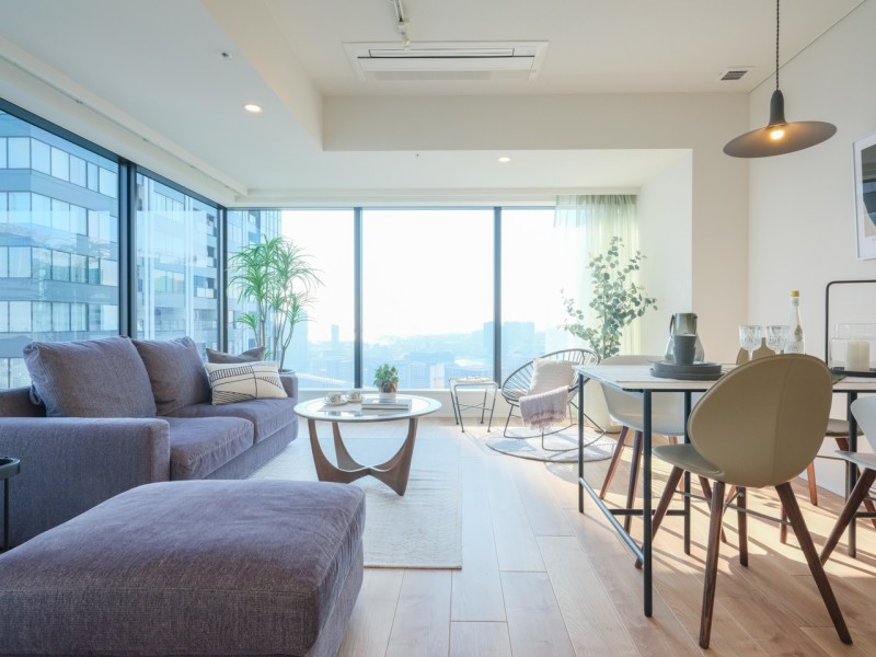 大きな窓からたっぷりの光が差し込み、開放的なリビングダイニングです。流行を先駆けながら、安らぎを感じる居住空間です