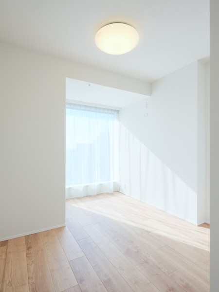 温かな光が入りこむ、南向きの洋室2です。テレワークや読書など落ち着いた時間を過ごすのにもぴったりなお部屋です。