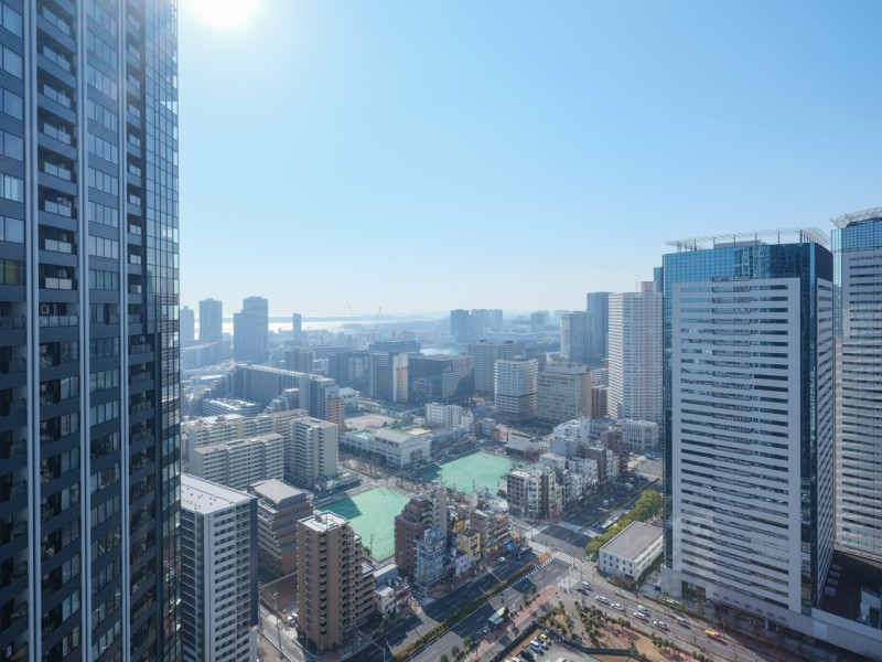 空へと繋がるスマートなビル群のシルエットに都心の刺激を間近に感じながらも、青々とした空を眺めリラックスできる眺望です。