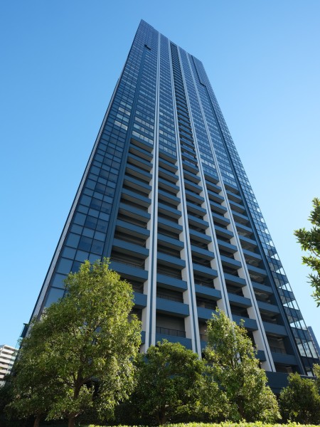 充実の共用施設・上質なサービスを備えた高級タワーマンションです。毎日の暮らしをサポートするコンシェルジュが皆様を出迎えます。