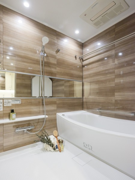 光沢のある木目調パネルが高級感を漂わせるバスルームです。ゆったりとしたバスタブで毎日のお風呂時間を心ゆくまで楽しめます。