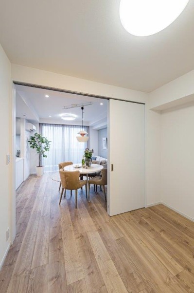 リビングダイニングに隣接した洋室3です。コンパクトなお部屋なので、テレワークスペースにもぴったりです。