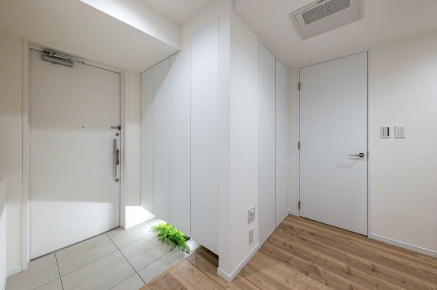 廊下にも収納があり、小物などの保管に便利です。