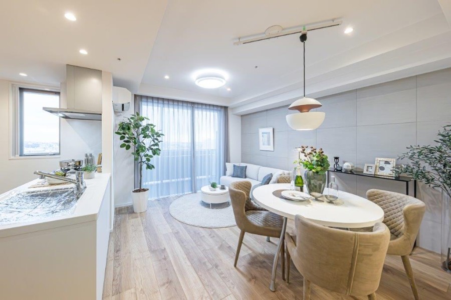 南西向きの明るいリビングです。リビングの1面にはタイル・ピクチャーレールを採用しており、機能性とデザイン性を兼ね備えた仕上がりとなっています。