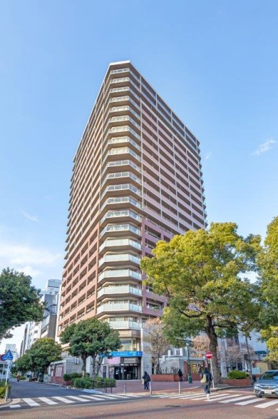 住友不動産旧分譲。JR線『関内』駅徒歩1分。シンボリックタワーマンションです。近隣にはスーパー、コンビニ、商業施設があり生活しやすい住環境が魅力的です。